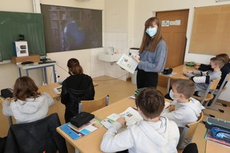 Wenn es im Unterricht hakt: Corona-Coach hilft Schülern am Glauchauer Gymnasium - Corona-Coach Sophie Reinhold assistiert im Unterricht der sechsten Klassenstufe am Glauchauer Georgius-AgricolaGymnasium.