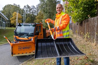 Wenn es im Vogtland kalt wird - Experten geben Tipps - So muss eine ordentliche Schneeschippe aussehen! Auerbachs Bauhofs-Chef Rigo Knoppik kennt sich damit aus. Er und seine Leute haben einen großen Verschleiß. Obwohl die Bauhof-Mitarbeiter sehr auf Qualität achten, halten die Schippen nur einen Winter.