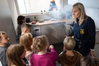 Wenn es in der Küche zu brennen anfängt: Wie eine Show-Köchin junge Vogtländer auf so etwas vorbereitet - Anja Haymann arbeitet in der Showküche des Brand- und Katastrophenschutzzentrums in Eich.