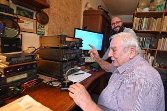 Wenn es in erzgebirgischer Mundart funkt - Berthold Reichel gestaltet die Mundartrunde der Funker. Der Auer Ortsverbandsvorsitzende Felix Mann hat auch daran Freude.
