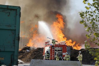 Wenn es in Mühlau brennt: Wie Engpässe bei der Löschwasserversorgung beseitigt werden sollen - Auf dem Gelände einer Entsorgungsfirma im Gewerbegebiet in Mühlau war im April 2020 ein Brand ausgebrochen. Die Löscharbeiten gestalteten sich schwierig, weil nicht genügend Löschwasser vorhanden war.