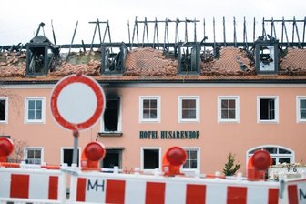 Wenn es Zweifel am "sicheren Ankunftsland" Sachsen gibt - Schwere Schäden sind in der Nacht zum Sonntag bei dem Brandanschlag auf das ehemalige Hotel "Husarenhof" in Bautzen entstanden. Es war als Flüchtlingsunterkunft vorgesehen. Die Polizei ermittelt gegen drei junge Männer, die die Löscharbeiten behindert haben sollen. Als das Hotel brannte, hatten sich 20 bis 30 Gaffer eingefunden, die abfällige Bemerkungen machten und "unverhohlene Freude" über den Brand zeigten, so die Polizei.