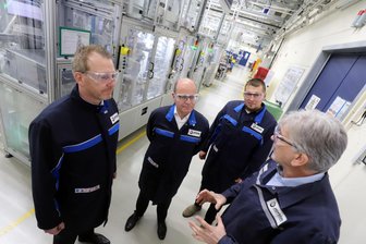 Wenn Explosionen Leben retten: Joyson Safety Systems in Freiberg blickt optimistisch voraus - Sven Krüger, Oliver Schenk und Johann Haupt hören zu, was Werkleiter Bernd Lehnhoff (v.l.) über das Joyson-Werk in Freiberg erzählt.