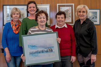 Wenn Farbe zur Freude wird: Neue Aquarell-Ausstellung im Crimmitschauer Theater - Kursleiterin Maria Ludwig (Mitte) mit ihren Schülerinnen beim Aufbau der neuen Ausstellung.