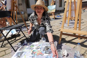 Mal-Projekt am Purple Path auf Freibergs Lomonossow-Platz - Nadezda Zemlyachenko will mit ihrer Collage eine Geschichte über Freiberg erzählen.