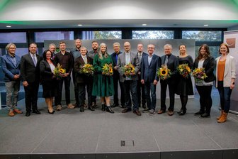 Wenn Freitag, der 13. zum Glücksbringer wird: Im Erzgebirge gibt es Preise für kreative Leute - Die Preisträger nach der Ehrung am Freitagnachmittag auf der Bühne mit Vertretern der Wettbewerbsausrichter sowie Jurymitgliedern. „Tradition & Form“ erlebte seine 28. Auflage.