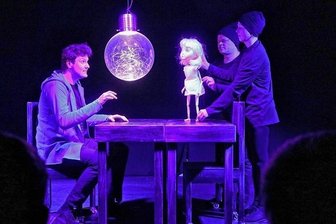 Wenn Freunde zu Verrätern werden - In einer Mischung aus Puppen- und Schauspiel wird das Thema "Terror im Netz" in Zwickau spannend auf die Bühne gebracht.