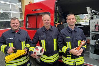 Wenn Gefahr bei der Euro 2024 droht: Leipzig setzt auf Hilfe aus Mittelsachsen - Sie gehören zum Erkundungszug aus Mittelsachsen und sind zum EM-Spiel am Montag in Leipzig dabei (v. l.): Nico Schumann von der Wehr in Crossen, Sven Uhlig (Ortswehr Milkau) und Carsten Grotz (Ortswehr Schweikershain). Für Technikfans: Schumann hält ein Ionenmobilitätsspektrometer, Grotz einen Photoionisationsdetektor.
