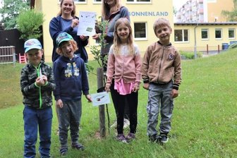 Wenn Geld Früchte trägt - Juliane Seidel (hinten rechts) übergibt an Erzieherin Maria Fischer (hinten links) die Baumpaten-Urkunde. 