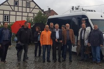 Wenn Gemeinderäte Bus fahren - Bürgermeister Udo Eckert (2.v.r.) charterte den Bus, um den Interessierten vor Ort den Stand der Dinge zu den Vorhaben in der Gemeinde zu erklären.