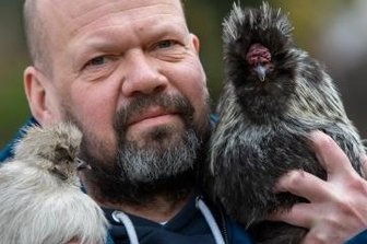 Wenn Hühner auf dem Schulhof gackern - David Jenning mit Therapiehahn Walldorf und dessen Schwester Berta. Die zahmen Seidenhühner lassen sich auch geduldig von Kinderhänden streicheln.