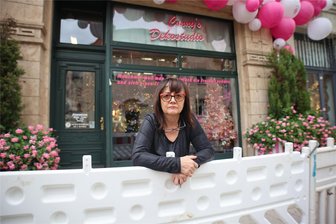 „Wenn ich das gewusst hätte, hätte ich meinen Mietvertrag gekündigt“: Zwickauer Händlerin verzweifelt an einer Baustelle - Cornelia Bachmann, Besitzerin des Dekorationsgeschäfts und Cafés in der Schumannstraße, ist enttäuscht. Ohne Weihnachtsgeschäft sieht sie ihren Laden akut bedroht.