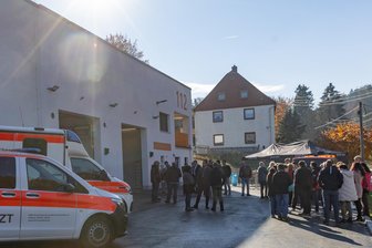 „Wenn ich das Haus nun sehe, bin ich froh, dass es vorbei ist“ – Neue Rettungswache im Erzgebirge eingeweiht - Bei strahlendem Sonnenschein kamen zahlreiche Gäste am Freitagnachmittag zur Einweihung der neuen Rettungswache in Steinbach.
