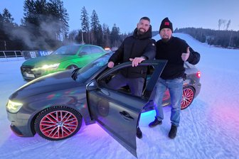 „Wenn ich das hier sehe, dann habe ich echt Muffensausen“: Berliner wagt das Abenteuer Ice King Battle in Schöneck - Martin Gutzeit aus Berlin (rechts) nimmt am RD48 Ice King Battle am Skihang Streugrün in der Skiwelt in Schöneck teil. Begleitet wird er von seinen Sohn Marc Gutzeit (links).