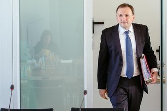 "Wenn ich jemanden angreife, dann unsere politischen Gegner" - André Schollbach bewirbt sich auf dem Parteitag der sächsischen Linken um den Landesvorsitz. Kann er sich gegen die Wunschkandidatin des scheidenden Vorsitzenden durchsetzen?