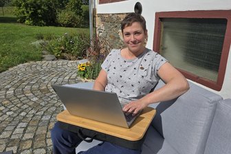 „Wenn ich rausgehe, muss ich Vorkehrungen treffen“: Autistin Eva Baumann schreibt, was andere nicht sagen können - Eva Baumann liebt das Alleinsein, will keine Beziehung. Im hinteren Teil des Vierseithofes in Seelingstädt hat die Autistin die Ruhe, die sie für sich und das Schreiben braucht.
