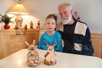 Wenn im Erzgebirge das Räucherhäschen aus den Ohren naabelt - Michael Theil und sein Enkel Linos haben zwei Räucherhasen gebastelt. Die dampfen ordentlich – aber eigentlich zu Ostern.