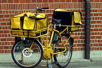 Wenn im Erzgebirge der Postmann gar nicht klingelt: Fauler Zusteller landet vor Gericht - Kistenweise Briefe soll der ehemalige Zusteller nicht ausgeliefert haben. Dass er die Post verbrennen ließ, konnte nicht bewiesen werden.