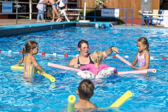 Wenn im Göltzschtal die Schwimmkurse knapp werden, müssen auch mal die Eltern ran - Schwimmkurse beginnen bei Jana Schumann im Reumtengrüner Freibad behutsam mit der Wassernudel, so für Sharon (8) und Megan (5) Thoß, Marius Karp (8) und Mia Schürrer (7).