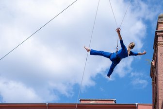 Wenn im Hof der „Freien Presse“ plötzlich getanzt wird - Die Compagnie Retouramont aus Frankreich ist bekannt für ihren Tanz an Seilen und Fassaden, wie hier 2023 bei „Tanz Moderne Tanz“ im Europark.