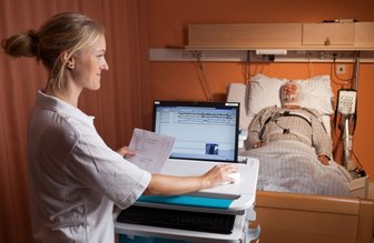 Wenn im Schlaf der Atem aussetzt - Verkabelt für die Nacht: Die Medizinisch-Technische Assistentin Sandra Weigel startet im Schlaflabor am Klinikum Chemnitz die Messung. Etwa 20 solcher Labore gibt es in Sachsen. Anhand der Ergebnisse kann ein Arzt auch das Schlafapnoesyndrom diagnostizieren.