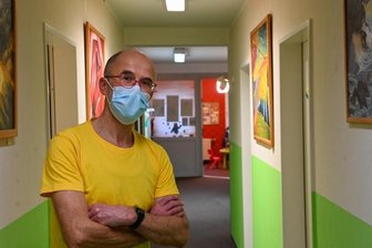 Wenn Impfärzten das Serum fehlt - Der Chemnitzer Gynäkologe Michael Naumann möchte impfen, die Nachfrage ist hoch - aber nicht genügend Biontech-Impfstoff verfügbar.