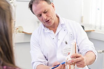 Wenn jeder Schritt schmerzt: Wann Freiberger Ärzte zu einem künstlichen Gelenk raten - Dr. Peik Mutze, Chefarzt der Klinik für Orthopädie und Unfallchirurgie am Krankenhaus Freiberg, erklärt in einer Sprechstunde die OP am Kniegelenk.
