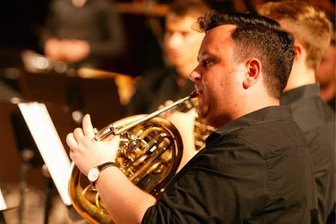 Wenn jeder Ton sitzen muss: Italienischer Hornist spielt berühmtes Tschaikowski-Solo im Erzgebirge - Eugenio Guercia ist Solohornist an der Erzgebirgischen Philharmonie.