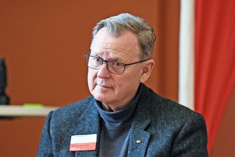 „Wenn jedes Windrad zum Weltuntergang wird“: Bodo Ramelow fordert in Zwickau mehr Bereitschaft zu Veränderung - Bodo Ramelow in Zwickau: Ohr an der Basis.