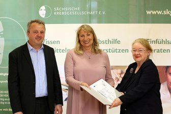 Wenn junge Eltern an Krebs erkranken: Hilfe durch neues Projekt in Zwickau - Sachsens Sozialministerin Petra Köpping (Mitte) übergab in Zwickau Fördergeld an Ralf Porzig (links) und Ursula Froster von der Sächsischen Krebsgesellschaft.
