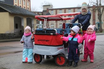 Wenn kaum einer winkt - Tagesmutter Yvonne Löffler beim Spaziergang mit ihren fünf Schützlingen in Erdmannsdorf.
