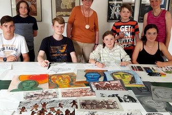 Wenn Kinder sich mit den Künsten beschäftigen - Helga Mühlmann (Mitte) und die Arbeitsgemeinschaft Bildende Kunst in Trägerschaft des Deutschen Kinderschutzbundes in Plauen hat vier freie Plätze für talentierten Nachwuchs.