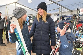 Wenn Kinder zu schnell aus den teuren Sachen herauswachsen: Zwickauer Sporthändler tourt mit Ski-Börsen durch den Landkreis - Antje Buchmann mit ihren Kindern Elli (li.) und Max bei der Skibörse in Wilkau-Haßlau.