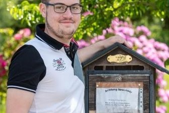 Wenn kleine Kohlmeisen im Kasten kuscheln - Martin Kralapp am hölzernen Briefkasten in Städten. 