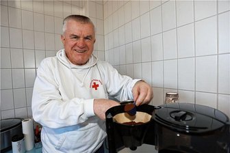 Wenn Kurt Knoll Kaffee kocht, kommen in Werdau die Blutspender in Scharen - Kurt Knoll befüllt die Kaffeemaschine auf seine Art und Weise, damit sich die Blutspender danach stärken können.