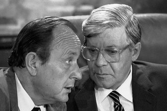 Wenn Liberale regieren - Der Sozialdemokrat und sein liberaler Regierungspartner: Bundeskanzler Helmut Schmidt (rechts) und Außenminister Hans-Dietrich Genscher Anfang der 1980er-Jahre während einer Kabinettssitzung in Bonn.