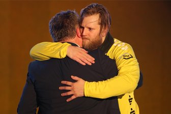 Wenn Männer weinen: Tränenreicher Abschied in Aue - Eine Umarmung mit Tiefgang: Keeper Sveinbjörn Petursson und EHV-Manager Rüdiger Jurke fiel der Abschied voneinander sichtlich schwer. Insgesamt ein Dutzend Spieler verlässt die Auer Mannschaft, die nun vor einem Neuanfang steht.