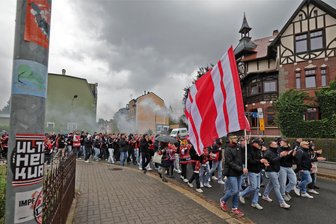 „Wenn man eine Eishockey-Stadt ist, muss man mit solchen Dingen rechnen“: So reagiert die Kommunalpolitik auf die Sticker-Flut in Crimmitschau - Eishockey-Sticker befinden sich an vielen Stellen in Crimmitschau: An der Ecke von Leipziger Straße und Melanchthonstraße war vor dem ersten Spieltag der Fanmarsch unterwegs.