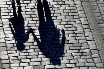 Wenn Minderjährige allein zurückbleiben: Warum Alleinerziehende ein Testament aufsetzen sollten - Allein mit Mama. Doch was ist, wenn etwas passiert und die Mutter stirbt?