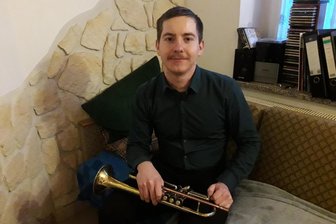 Wenn Musik auf Metall trifft: Ein junger Crimmitschauer geht seinen eigenen Weg - Konzentriert und stolz: Johannes Arlt setzt auf Handwerk statt Hörsaal.