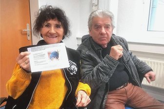 Wenn Musik Gutes bewirkt: Zwickauer Jodel-Königin Susi Schuster spendet CD-Einnahmen - Sie feierten am Mittwoch ihren 43. Hochzeitstag: Susi Schuster mit dem Dankesschreiben des Kinderhospizdienstes, und ihr Mann Lothar. Große Leidenschaft: gemeinsame Ausfahrten im Mercedes 300 SL R107, Baujahr 1985.