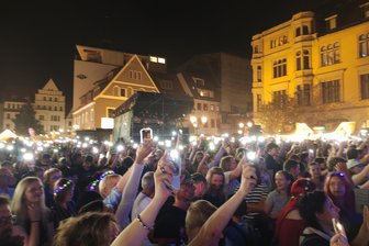 Wenn nach dem Stadtfest die Füße weh tun: Zehn Ratschläge von Zwickauer Experten - Stundenlanges Stehen vor der Bühne - wie hier am Samstagabend beim Auftritt von Tom Twers - gehört beim Zwickauer Stadtfest dazu. Das macht auch gesunden Füßen zu schaffen.