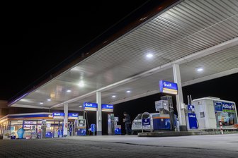 Wenn nachts die Tankleuchte anspringt: Wo kann ich bei Auerbach rund um die Uhr tanken? - Der Autohof in Treuen ist nur eine Möglichkeit, selbst mitten in der Nacht zu tanken.