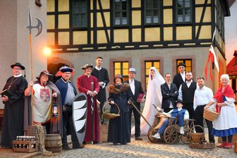 Wenn Narren und Stadträte in Meerane gemeinsame Sache machen: Premiere für Touren mit dem Nachtwächter - Sie plaudern über die Stadtgeschichte: Originale und Persönlichkeiten aus Meerane gestalten die Nachtwächterführungen.