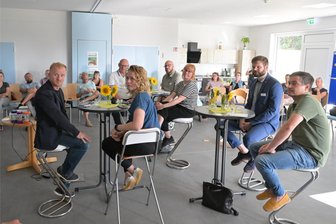 „Wenn nicht bald etwas passiert, droht der Kollaps“: Kitas im Landkreis Zwickau am Limit - Den Landtagskandidaten auf den Zahn gefühlt (v. l.): Sven Quilitzsch (BSW), Gerald Otto (CDU), Antje Junghans (SPD), Lars Dörner (Bündnis 90/Grüne), Marika Tändler-Walenta (Linke), Moritz Schüller (FW) und Stefan Voigt (FDP). Die AfD war nicht eingeladen worden.