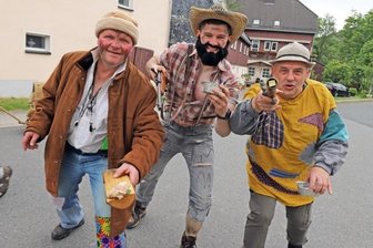 Wenn Niederdorf und Oberdorf gemeinsam Party machen - Zum Festumzug kamen auch die Räuber nach Lichtenberg zurück. Aber auch Trolle, Teufel, Feen und Elfen tanzten über die Dorfstraße - sehr zur Freude des Publikums.