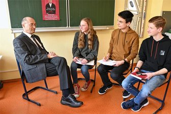 Wenn nur das Böse übrig bleibt: Der Zwickauer Richter Stephan Zantke berichtet über seine schlimmsten Fälle - Stephan Zantke mit den jungen Journalisten Lilly Böttcher, Lukas Lindner und Louis Pampel.