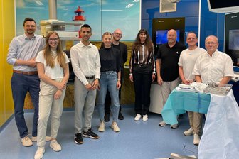Wenn OP-Materialien im Patienten bleiben: Neue Zähltechnik aus Zwickau soll Fehler vermeiden - Die Projektpartner der Medik Hospital Design GmbH und der code‘n‘ground AG mit Prof. Peter Hartmann von der WHZ (rechts) beim Projektstart.