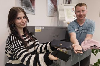 Wenn Opa die Goldzähne verliert: Das alles landet in Fundbüros im Erzgebirge – auch eine Schildkröte - Sina Buschmann und Florian Loss vom Annaberger Fundbüro halten einige Fundstücke in ihren Händen.