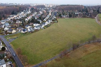 Wenn Parteien einmal so und einmal so entscheiden: Zwei Baugebiete in Chemnitz gestoppt - In Klaffenbach zwischen den Häusern an der Straße Am Silberbach (hinten), der Chemnitzer Straße (links) und des Eisenwegs (unten) sollten 19 Häuser entstehen.